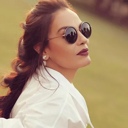 حيل النجمات ليظهرن أصغر سنًّا عن طريق الأزياء