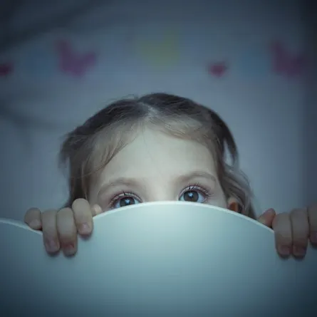 طرق لـ علاج الخوف عند الأطفال.. تعرفي إليها