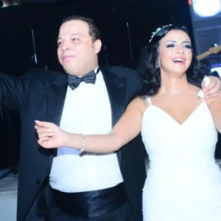 تامر عبد المنعم يحذر من المساس ب"طليقته" .. "لسة بحبها"