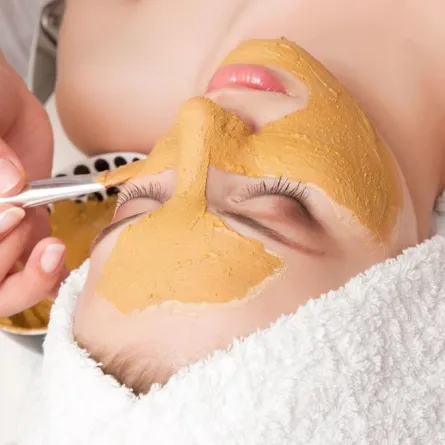 لتبييض كل أنواع البشرة إليك قناع الشاي الأخضر والكركم