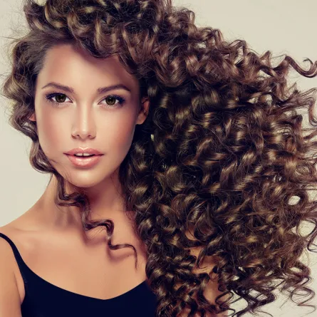 للبنات.. طرق للاعتناء بالشعر المجعد في المنزل