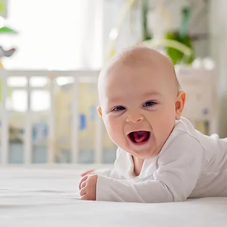 مراحل نمو الطفل حتى عمر ستة أشهر