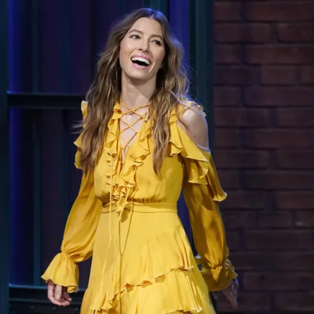 جيسيكا بيل تختار فستان بتوقيع إيلي صعب من مجموعة ريزوت 2019