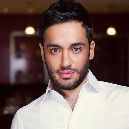 نجاة المطرب رامي جمال وزوجته من موت مؤكد وتهشم سيارتين