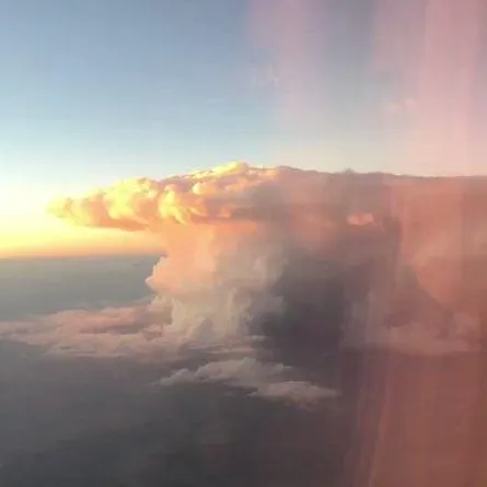 شاهد .. غيمة "انفجار نووي" تفاجئ ركاب طائرة خلال رحلتهم