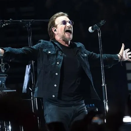 فيديو: المغني Bono يفقد صوته مباشرة على المسرح