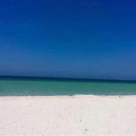 صورة تحير مستخدمي مواقع التواصل.. وتثير جدلاً كبيراً "باب أم شاطئ"؟