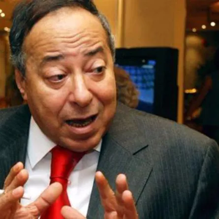 بالصور: أحمد صلاح السعدني يصور والده "بالعافية" لطمأنة الجمهور