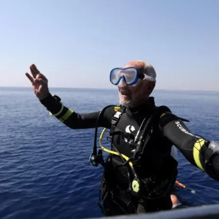 عجوز يحتفل بعيد ميلاده الـ95 بتسجيل رقم قياسي جديد في الغطس