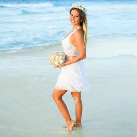 بالصور: منة حسين فهمي تحتفل بعيد ميلاد زوجها بحضور والديها