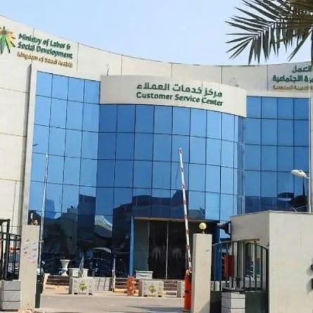 بدء توطين المهن بمنافذ البيع في 4 أنشطة بسوق العمل بعد 6 أيام