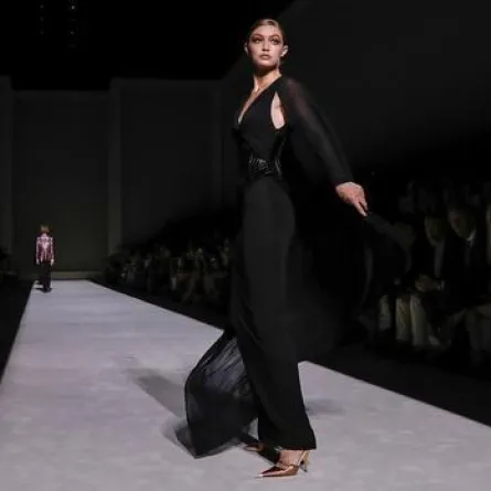 صور: جيجي حديد بإطلالة ساحرة من توم فورد خلال أسبوع الموضة في نيويورك