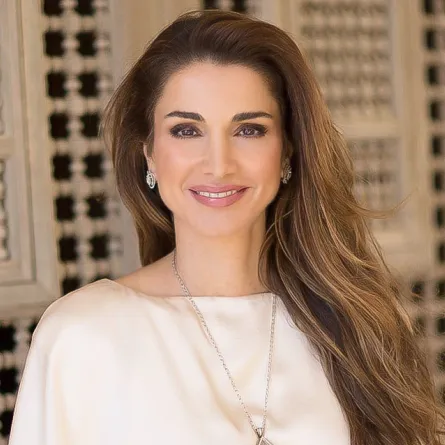 تزيني بإطلالات بيضاء من وحي الملكة رانيا