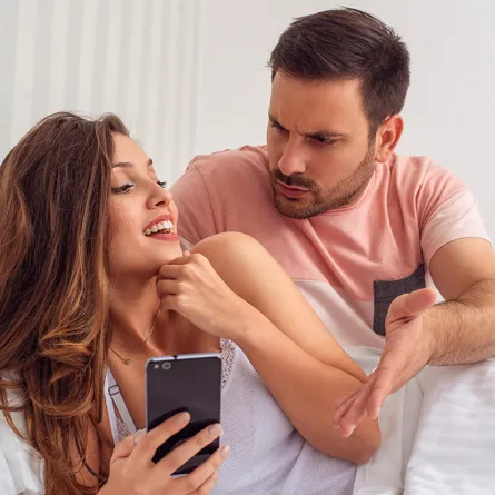 الشك بين الزوجين.. أسبابه وطرق تفاديه