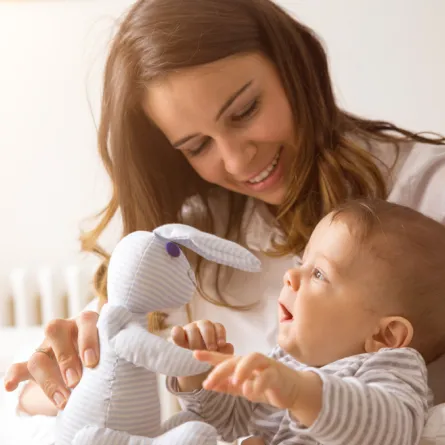 تعليم الطفل الكلام بعمر السنة