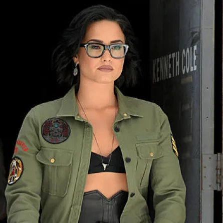 الصورة الأولى لـ ديمي لوفاتو بعد الأزمة الصحية