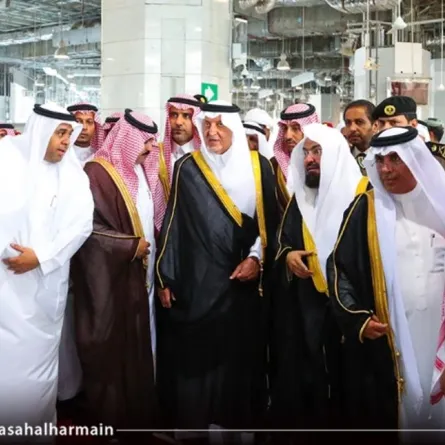 خالد الفيصل يزور معرض الأدوات المستخدمة في غسيل الكعبة المشرفة