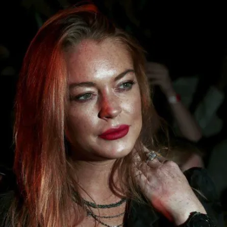 ليندسي لوهان تحاول أخذ طفل سوري من والديه.. شاهدوا الصفعة التي تلقتها!