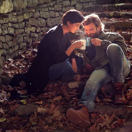 في اليوم العالمي للقهوة.. أشهر النجمات لا يستطعنّ التخلي عن كوب الصباح