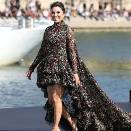 ايفا لونغوريا على منصة L’Oréal في أسبوع الموضة بباريس.. أين جسدها الرشيق؟