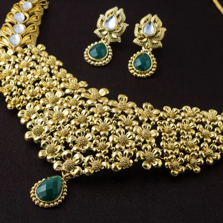 عقود ذهب للعروس مستوحاة من التصاميم الهندية الفخمة