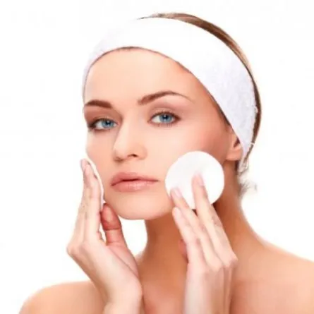 نصائح لتنظيف البشرة الحساسة بعمق