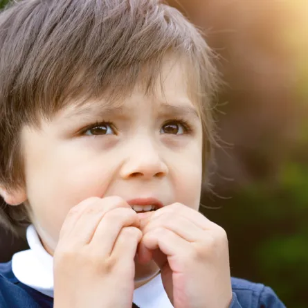 قضم الأظافر إشارة إلى معاناة طفلك