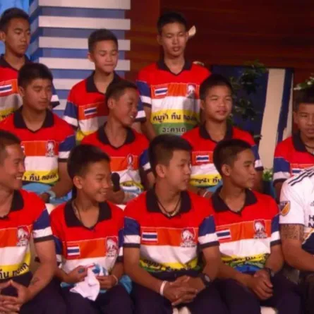 شاهد.. «زلاتان إبراهيموفيتش» يفاجئ «فتية الكهف» خلال مقابلة تلفزيونية