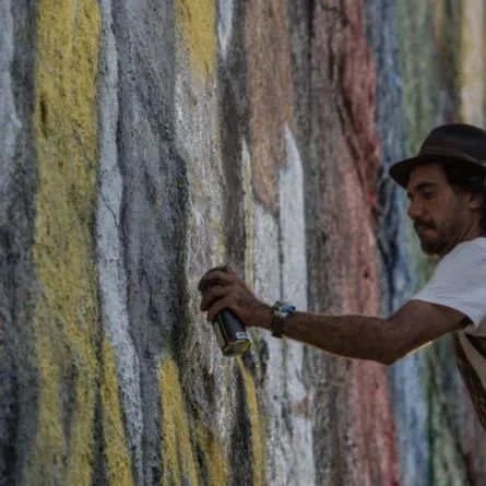 رسام برازيلي يجسد الزعماء والمشاهير في أكبر جداريات بالعالم