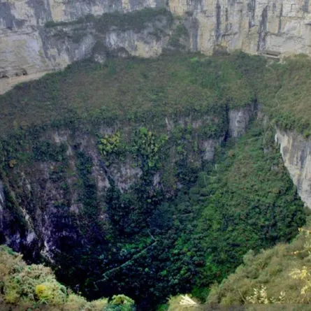 شاهد.. اكتشاف كهف عملاق و«خفيّ» يتسع لهرمين كاملين في الصين