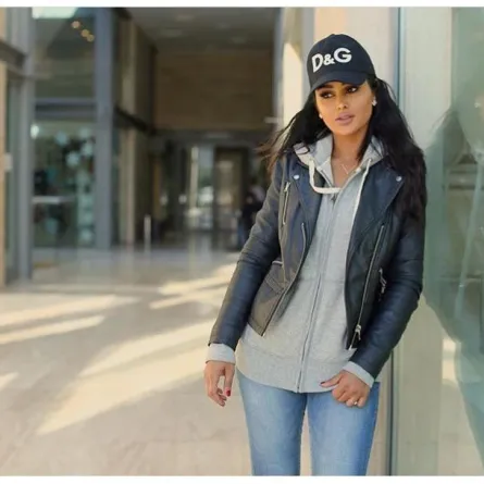 كيف تنسقين الجاكيت الجلد القصير بذكاء كالفاشينستات؟