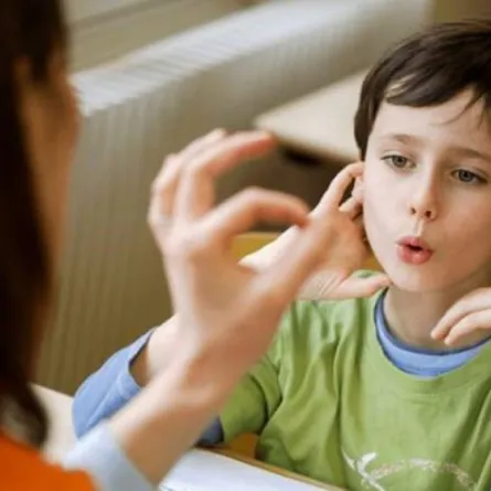 الصحة السعودية.. تكشف عن أسباب وعوامل قد تزيد من فرص الإصابة بالتأتأة