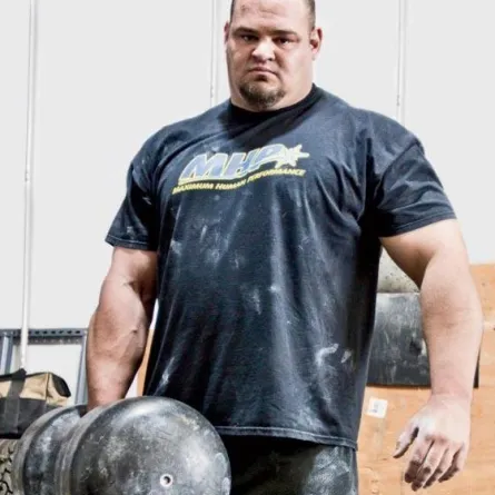 أقوى رجل في العالم يكشف عن نظامه الغذائي اليومي