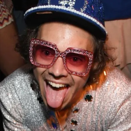 هاري ستايلز يتحول الى التون جون في الـ Halloween