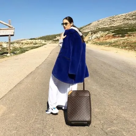 لكل مناسبة وقتها.. ايميه صياح لا تتخلى عن أناقتها في السفر