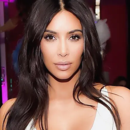 نظفي فرش مكياجك على طريقة خبير تجميل كيم كارداشيان