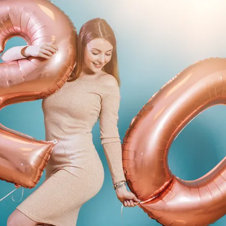 مميزات سن العشرين عند الفتاة