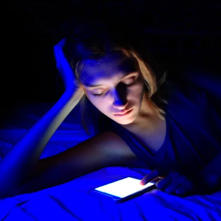 لن تصدّقي تأثير الضوء الأزرق على الصحة الجلدية !