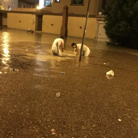 شباب يتطوعون لتنظيف فتحات تصريف المياه بشوارع الرياض