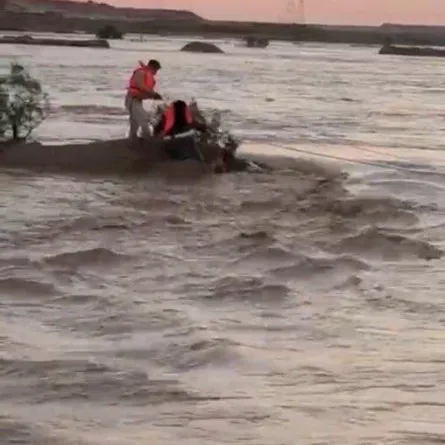 شاب يخاطر بحياته لإنقاذ مسنة جرفتها السيول