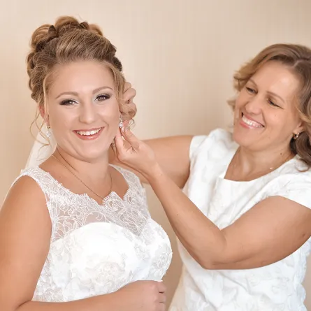 تسريحات ناعمة لأم العروس