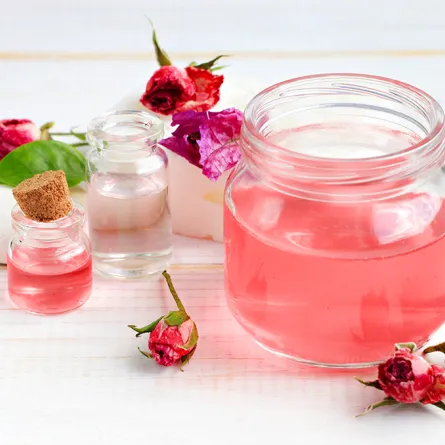 خلطات طبيعية بماء الورد لبشرة كالأطفال