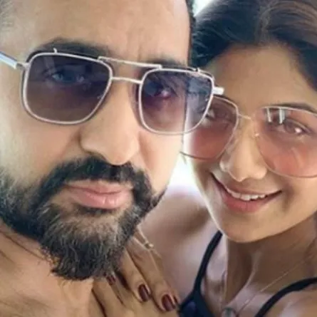 صور..شيلبا شيتي وزوجها يحتفلان بذكرى زواجهما في المالديف