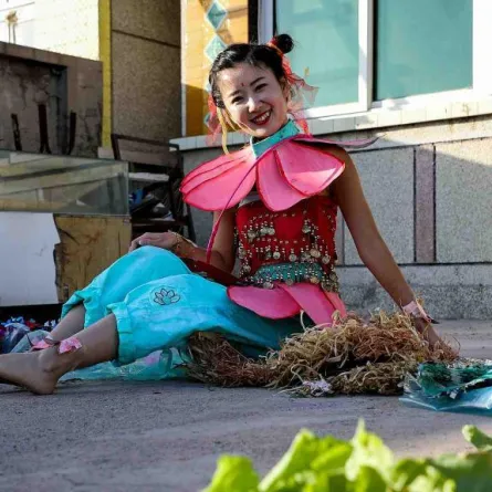 مصممة أزياء تصمم فساتين من القمامة