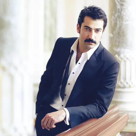 كينان أميرزالي أوغلو يصدم معجبات التقى بهنّ بالصدفة... هذا ما حصل معه