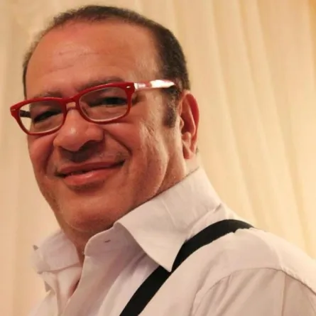 رغم المنافسة بينهما صلاح عبدالله لـ حسن حسني :"أنا تلميذك يا معلّم"