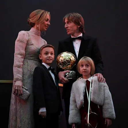 مودريتش ينال جائزة الكرة الذهبية 2018