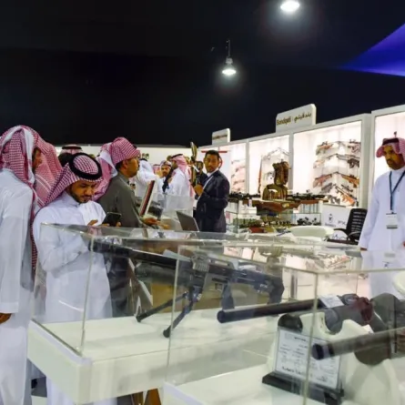 البنادق وأسلحة الصيد تزين معرض الصقور بالرياض