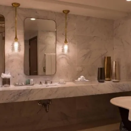 امرأة تقاضي سلسلة فنادق شهيرة بعد تصويرها «سـرّاً» من أحد الموظفين