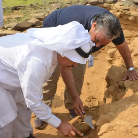 أمين منطقة الباحة يشارك فريق التنقيب في "عشم" الأثرية